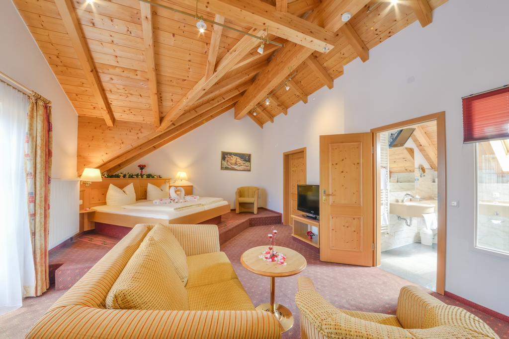 Metzgerei Gasthof Oberhauser - Hotel Zur Post Эглинг Экстерьер фото
